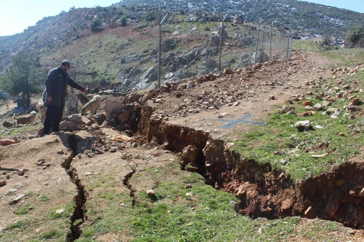 <p><strong>Felakete ramak kalmış</strong><br />
<br />
Kürdini tepesindeki fay yarıkları ise felaketin eşiğinden döndüğü görüldü. Kürdini Tepesi'nin eteklerinden zirveye uzanan fay hattının bazı bölgelerinde ise insan boyunu aşan derinlikte yarıkların olması dikkat çekti. Biraz daha uzun sürmesi ya da şiddeti daha büyük bir deprem olması halinde ise Kurdini Tepesi'nin yerinden koparak, şehrin üzerine düşmesine ramak kaldığı öğrenildi.<br />
Meydana gelen ilk depremin oluşturduğu yarıkların hemen 750 metre alt kısmından ise ikinci depremde kırılan fayın izleri yer alıyor.</p>
