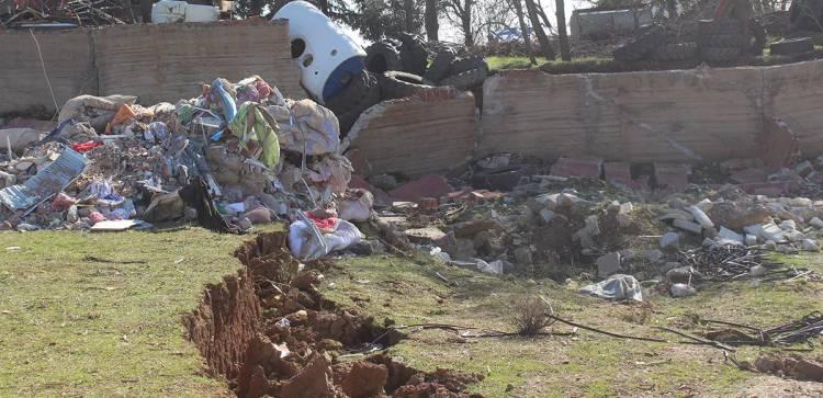 <p><strong>Fay hattı yıktı geçti, her yer savaş alanı gibi</strong><br />
<br />
Kahramanmaraş depremlerinden etkilenen 10 ilden biri olan Gaziantep’te fay hattı geçtiği yerleri savaş alanına çevirdi.</p>

<p> </p>
