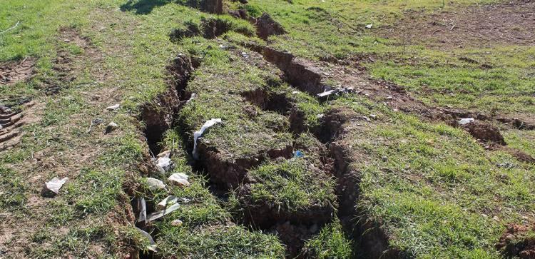 <p>Hastane bahçesindeki tonlarca ağırlıktaki beton zemin bloklarını halı gibi etrafa savuran fay hattı, hastanenin yanındaki arazide ise 2 metrelik çökmeye neden oldu.</p>
<p> </p>