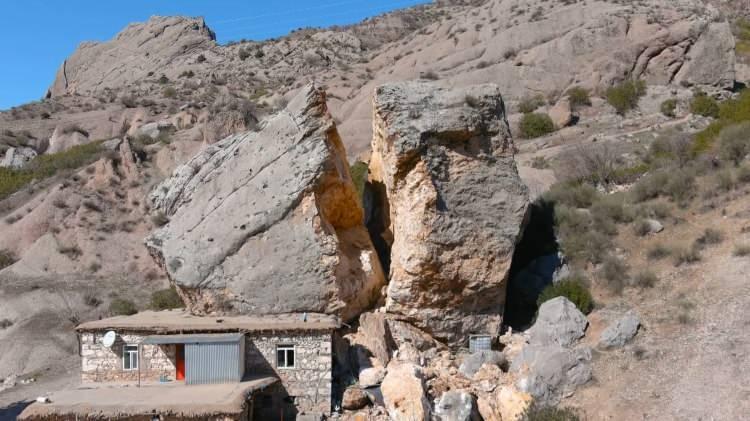<p><strong>Adıyaman'da dev kayalar köye düştü; ortadan ayrılan kaya drone ile görüntülendi</strong></p>
<p>Adıyaman'da dağların ortasında bulunan Eski Kahta Köyü'ne depremle birlikte dev kayalar yağdı. Evlerin üstüne gelme tehlikesi olan ve ortadan ikiye ayrılan kayalar nedeniyle, köy sakinleri evlerini terk edip çadırlarda yaşamaya başladı. Köyde yaşayan Erol Bulgur, "Bir deprem daha olsa bu kayalar komple üzerimize gelecek" dedi. </p>
<p> </p>
<p> </p>