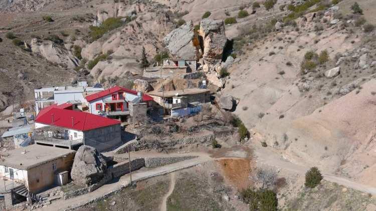 <p>Depremin şiddeti yalnızca Adıyaman'ın merkezinde değil, köylerinde de etkisini gösterdi. Yaklaşık 350 nüfusu bulunan Eski Kahta Köyü'nün Kümbel Mahallesi'nde yaşayanlar, dağlardan düşen kayalar nedeniyle ölümden döndü. </p>
