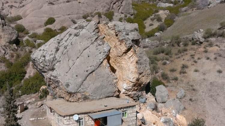 <p>Bir deprem daha olsa bu kayalar komple üzerimize gelecek. Hepimiz taşındık, canımızı kurtardık. Köyün içinde şu anda insan kalmadı, öbür mahalleye taşındık. Kimisi çadıra girdi, kimisi komşunun, akrabanın evine taşındı" diye konuştu. </p>

<p> </p>

<p> </p>
