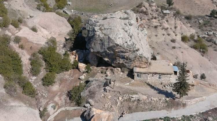 <p><strong>BU DEPREMDE KAYA İKİYE BÖLÜNDÜ </strong></p>

<p>60 yaşındaki köy sakini Aziz Özkazar da "Bu taşlar gördüğümüz kadarıyla yerinde sabitti. Daha önce yaptığımız müracaatlarda gelen kontrolde taşın sağlam olduğunu bize söylediler. </p>
