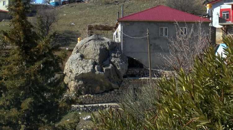 <p>Hayvanları bağlayacak yer yok, düz arazi yok ki çadır kuralım. Hayvanı besleme sıkıntısı da çekiyoruz. Deprem zaten evlere gereken zararı verdi. </p>