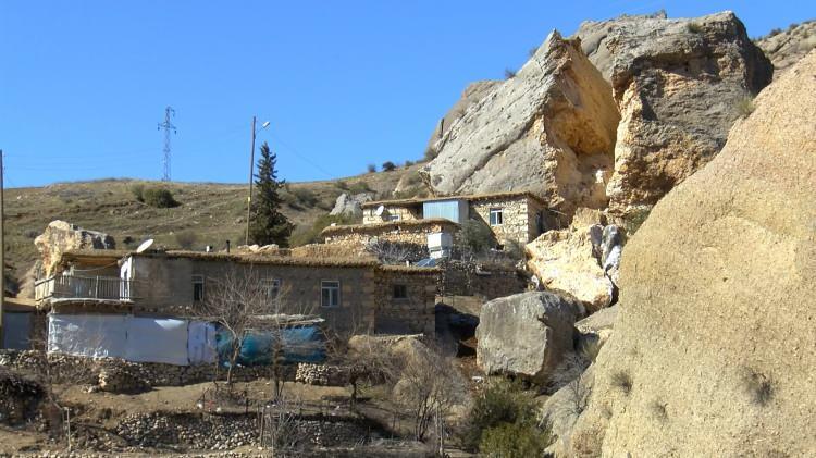 <p>Hatta evler engebeli olduğu için araç da geçmiyor, herhangi bir ulaşım da yok. Kaya hala sallanıyor. Arkadaki başka taş da yukarıdan kayıp gelmiş zamanında ama hangi tarih olduğunu tahmin edemiyoruz" ifadelerini kullandı. </p>
<p> </p>