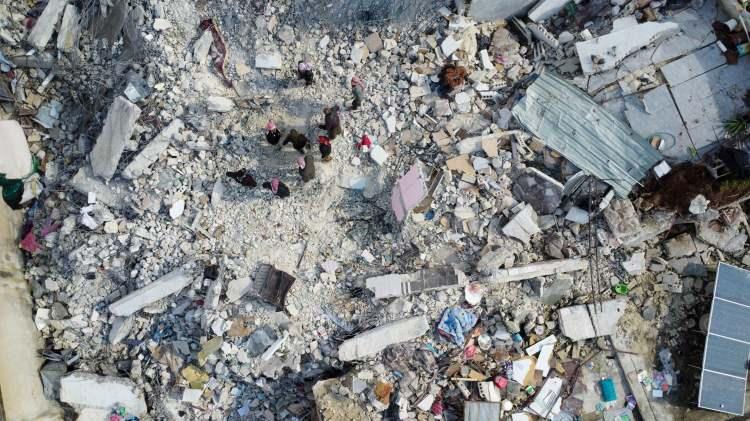 <p>"Asrın felaketi" olarak nitelendirilen Kahramanmaraş merkezli depremlerden etkilenen Suriye'de yıkılan binalarda başlatılan arama kurtarma çalışmaları devam ediyor. </p>
