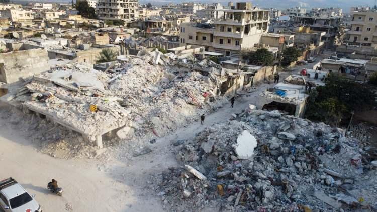 <p>Sivil Savunma ekipleri ve bölge halkı, Merkez üssü Kahramanmaraş olan 7,7 ve 7,6 büyüklüğündeki depremlerden etkilenen Suriye'nin Halep iline bağlı Cinderes beldesindeki yıkılan binaların enkazında çalışmalarını sürdürüyor.</p>
