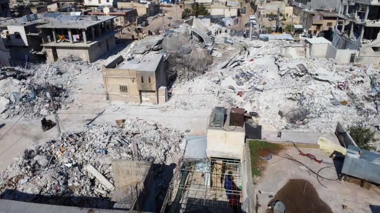 <div>Afrin çayı kenarındaki bu kasaba, deprem öncesinde, çevreleyen kırsal alanla birlikte toplam 100 bin nüfuslu bir yerleşimdi.</div>
<div> </div>
<div> </div>
<div>Cinderes meclisi başkan yardımcısı Yazan el Nasır BBC'ye, burada depremde en az 800 kişinin yaşamını yitirdiğini söyledi.</div>
