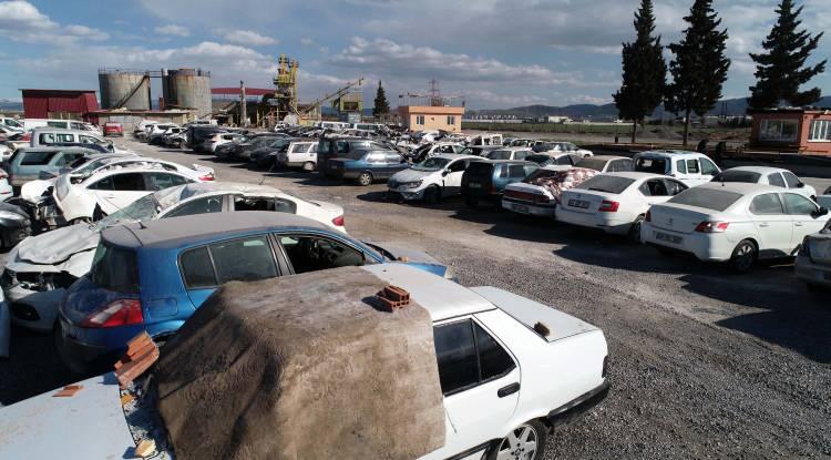 <p>Kahramanmaraş’ta, depremde yıkılan binaların enkazı altında kalan çok sayıda araç da zarar gördü.</p>
