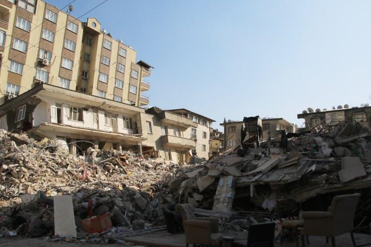 <p>Asrın felaketi olarak nitelenen depremlerden etkilenen Kahramanmaraş kent merkezinin önceki yıllarda çekilen fotoğrafları ile deprem sonrasında aynı açılardan dronla çekilen fotoğraflar, yıkımın boyutunu gösteriyor.</p>
