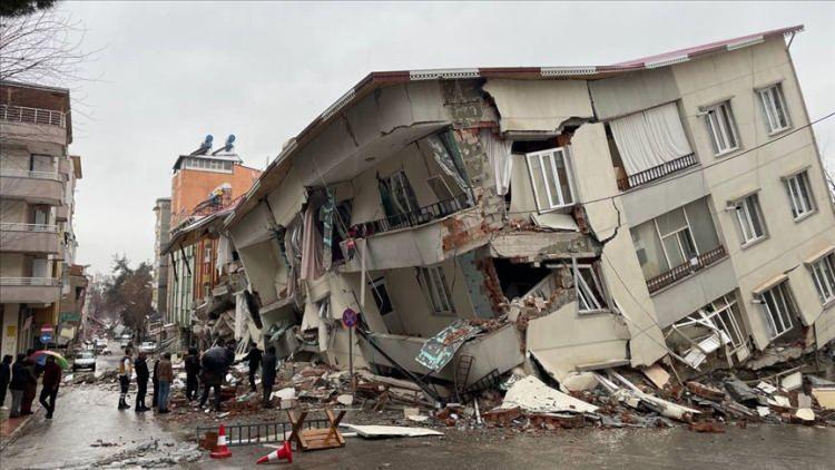 <p><span style="color:#2F4F4F"><strong>Asrın felaketi olarak tarihe iz bırakan Kahramanmaraş depremleri, çevre illerde oluşturduğu yıkımlar nedeniyle on binlerce vatandaşın hayatını kaybetmesine sebep oldu. Yaşanan felaketin ardından uzmanlar İstanbul depremi için uyarılarına ivme kazandırdı. Dolayısıyla 'daha güvenli evler' milyonların gündemine geldi.</strong></span></p>

<p> </p>
