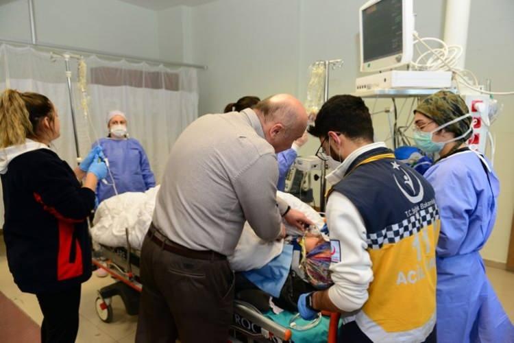 <p><em><span style="color:#000080"><strong>"Depremin ilk g&uuml;n&uuml; telefonlar kayıptı. Alarmı 08.45'e kurmuştum, alarm &ccedil;alınca, telefon yatağın altına girmiş, yatak zemine oturmuştu. Yatağı kaldırıp telefonu aldık, onun ışığıyla idare ettik."</strong></span></em></p>

<p><span style="color:#4B0082"><strong>Enkaz altındaki 2 &ccedil;ocuklarının hayatını kaybettiğini, kucaklarındaki 6 aylık bebeklerini de hayatta tutmak i&ccedil;in &ccedil;ok uğraştıklarını dile getiren Polat, şunları kaydetti:</strong></span></p>
