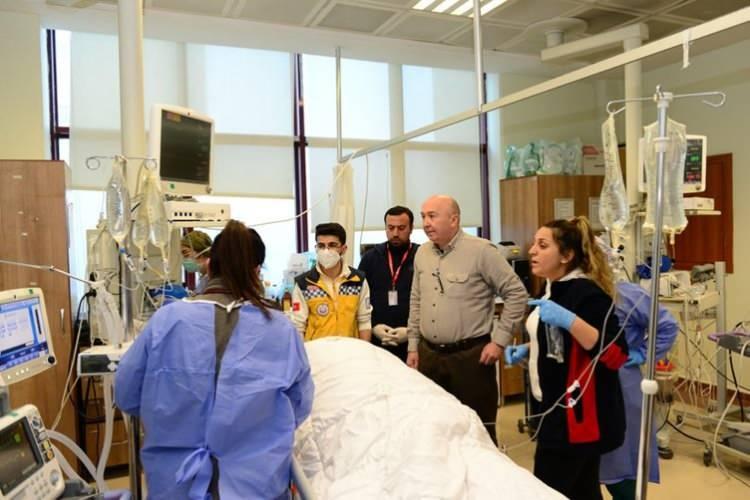 <p><span style="color:#4B0082"><strong>&Ouml;te yandan Polat, su &ccedil;ıkarttığı yeri sandalye ve koltuk par&ccedil;alarıyla kırarak genişlettiğini, tavanla aralarında bir boşluk a&ccedil;tığını anlatan Polat, ekiplerin bir iki g&uuml;n &ouml;nce de kendilerine ulaşabileceğini ancak &uuml;zerlerindeki molozun buna engel olduğunu d&uuml;ş&uuml;nd&uuml;ğ&uuml;n&uuml; ifade etti.&nbsp;</strong></span></p>

<p>&nbsp;</p>
