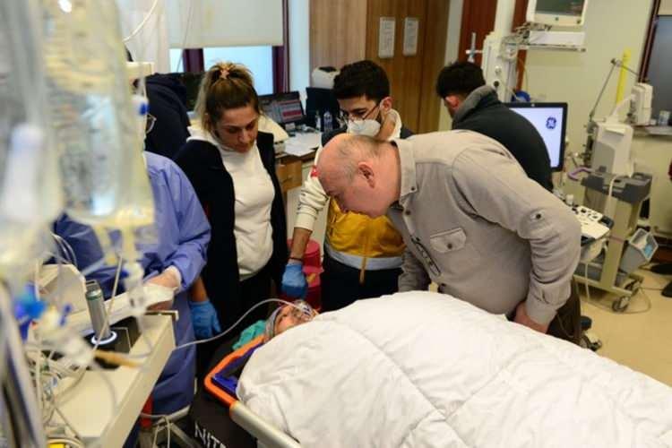 <p><span style="color:#4B0082"><strong>Enkaz altındayken Allah'a olan inan&ccedil;larına ve umutlarını hi&ccedil; kaybetmediklerini s&ouml;yleyen Polat, </strong></span><span style="color:#000080"><strong>"Buradan &ccedil;ıktığım zaman eşimle birlikte sadece Allah yolunda, dergahta &ccedil;alışacağım. İş de yapmayacağım. Ben 32 yaşındayım, utanıyorum t&uuml;m T&uuml;rkiye duysun isterse. Kuran'ı Kerim &ouml;ğrenmemek &ccedil;ok b&uuml;y&uuml;k ayıp, orada dualarla ayakta durduk."</strong></span><span style="color:#4B0082"><strong> ifadelerini kullandı.</strong></span></p>
