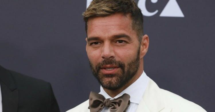 <p>Porto Rikolu şarkıcı Ricky Martin de depremzedelere yardım elini uzatmaya çalışan ünlülerden biri. </p>
