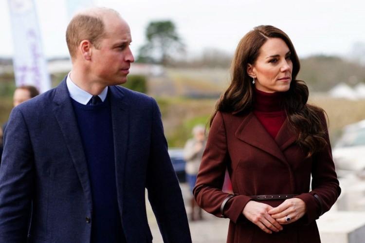 <p>PRENS WILLIAM VE PRENSES KATE</p>

<p>İngiliz kraliyet ailesinden Prens William ile Prenses Kate, resmi Twitter hesaplarından "Bu hafta Türkiye ve Suriye'den gelen üzücü görüntüleri izleyince dehşete kapıldık. Depremden etkilenenlerle birlikteyiz. Sahadaki mücadeleye yardımcı olmak için DEC'in düzenlediği kampanyayı desteklemekten memnuniyet duyarız" dedi.</p>
