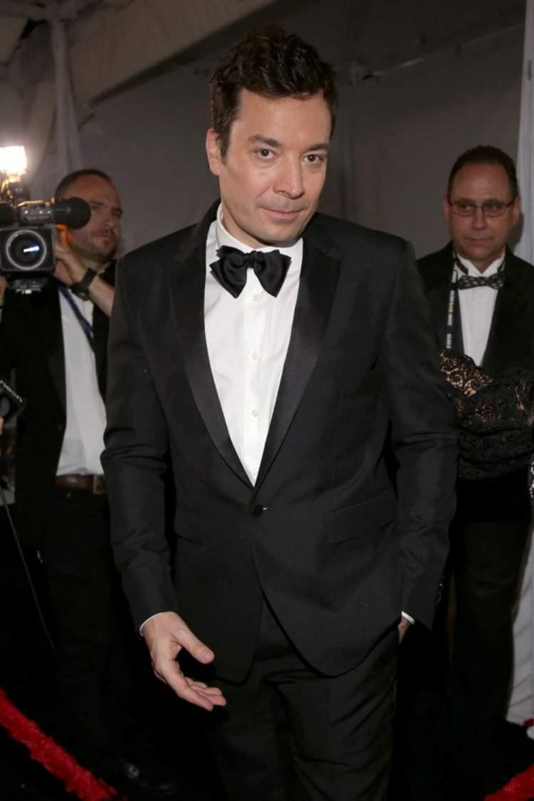 <p>JIMMY FALLON</p>
<p>ABD'li komedyen ve sunucu Jimmy Fallon, "UNICEF şu an Suriye ve Türkiye'deki dostlarımıza yardım etmek üzere sahada. Temiz su, gıda ve çok daha fazla ihtiyaç malzemesini temin ediyorlar" dedi.</p>