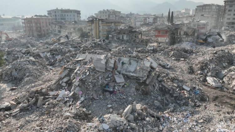 <p>Akşam 20:30’da bütün kamu ve özel televizyon kanalları ortak yayına geçti. Deprem bölgesinden görüntülere ile Hollanda’daki yardım çalışmalarına yer verilen canlı yayına Türkiye kökenli gazeteci ve sanatçılar da katıldı.</p>
<p> </p>