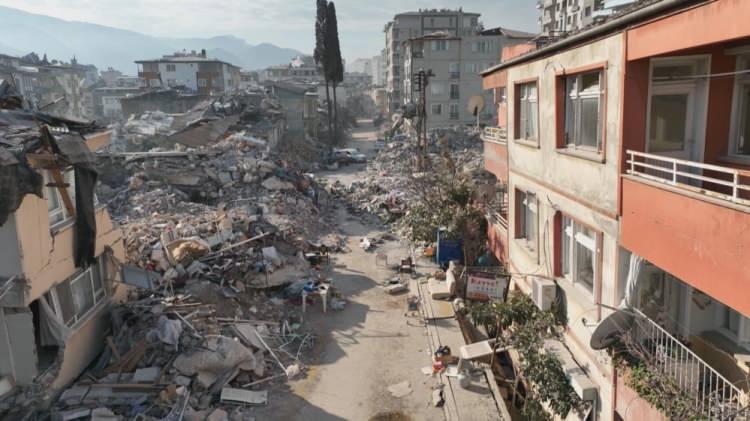 <p>Karsu, depremde kaybettiği kuzeninin, kendisine ulaşamayınca telefonuna, “Netedesin sen?” diye sesli mesaj bıraktığını anlattı. O nedenle kuzeni ve depremde kaybedilenler anısına bu türküyü seçtiğini söyledi.</p>
<p> </p>