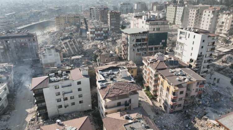 <p>Hatay’da 16 yakınını kaybeden müzisyen Karsu Dönmez, canlı yayında, Neşet Ertaş’ın, “Gönlüm hep seni arıyor, neredesin sen?” adlı türküsünü seslendirdi.</p>
<p> </p>