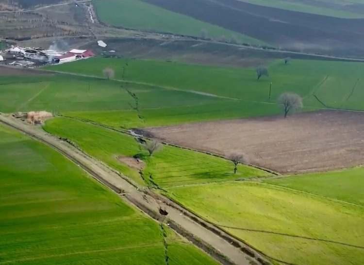 <p>Yeryüzünü oldukça yakın bir şekilde gerçekleşen depremde, fay hattının direkt olarak üzerinde bulunan yerleşim yerlerinin en büyük yıkımı yaşadığına da dikkat çekildi. Sismolog Susan Hough'a göre yerleşimin doğrudan fay hattının üzerinde olmasının ise çeşitli nedenleri var.</p>