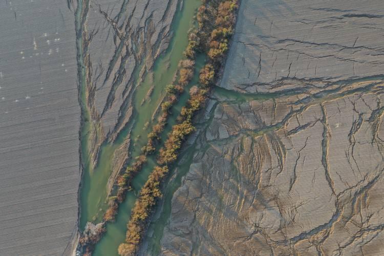 <p>Hatay'ın Altınözü ilçesinin 1000 haneli 7 bin nüfusla Tepehan Mahallesi'ndeki bir zeytin bahçesinin ikiye ayrıldığına, 300 metre uzunluğunda, 40 metre derinliğinde ve 50 metre genişliğinde bir vadinin oluştuğuna yer verilirken, bölgenin yer şeklinin değiştiğine vurgu yapıldı.</p>
