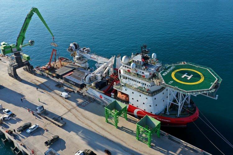 <p>Sırasıyla Zonguldak Filyos, İstanbul Haydarpaşa ve Çanakkale Kepez limanlarında, 100 metre uzunluk ve 21 metre genişliğindeki gemiye, temel ihtiyaç malzemesi taşıyan 16 tır ile 3 iş makinesi yüklendi.</p>

<p> </p>
