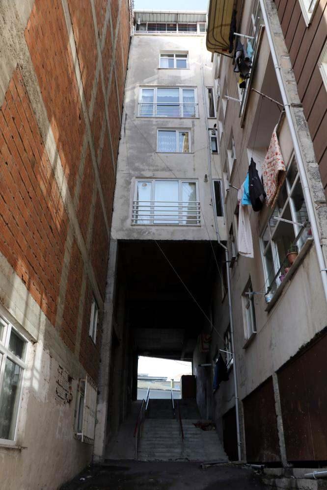 <p>Vatandaşlar, söz konusu bina gibi tehlike arz edebilecek binalara karşı önlem alınmasını istedi.</p>