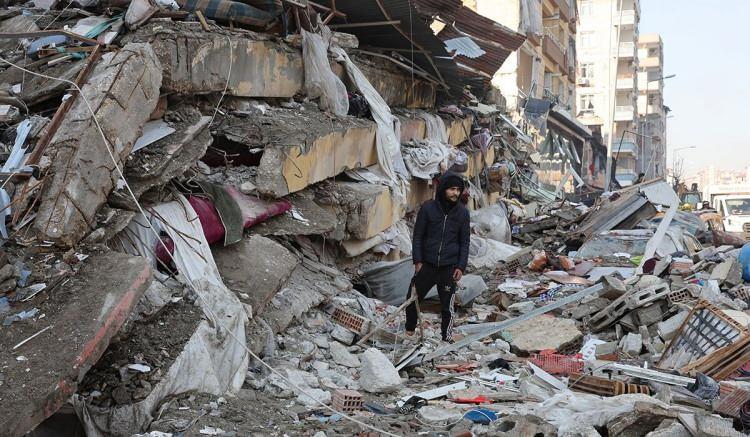 <p><span style="color:#000000"><strong>Merkez üssü Kahramanmaraş olan 7.7 ve 7.6 büyüklüğündeki yıkıcı iki deprem nedeniyle binlerce vatandaş hayatını kaybetti. Ağır yaralıların olduğu deprem bölgesinde çalışmalar son hız devam ederken Türkiye'nin dört bir yanından yardımlar gelmeye devam ediyor. </strong></span></p>

