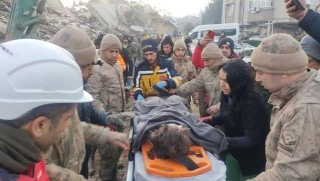 <p>Uzmanlara göre insanların depremin enkazında ne kadar süre hayatta kalabileceği farklı faktörlere göre değişiyor. </p>