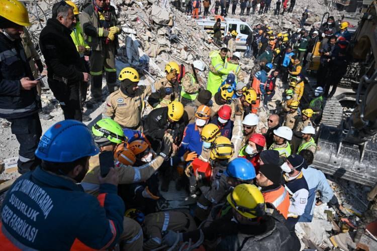 <p>Birçok kurbanın, düşen taşlar veya diğer molozlar nedeniyle ağır şekilde yaralanmaları ve toprağın altına gömülmeleri en önemli ölüm nedeni olarak biliniyor.</p>
