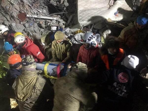 <p>Kaliforniya Üniversitesi’nde ilk yardım uzmanı doktor Christopher Colwell ise yaş; fiziksel ve psikolojik faktörlerin de önemli olduğuna vurgu yaparak, “Bazı gerçekten mucizevi kurtarmalar yaptığımız ve insanların korkunç koşullar altında hayatta kaldığı birçok farklı senaryo gördüğümüz oluyor. Ancak bunların daha çok genç insanlar olduğunu ve enkazda bir cep ya da hava ve su gibi ihtiyaç duyulan unsurlara erişmenin bir yolunu bulacak kadar şanslılar arasından çıktığını biliyoruz. “ diyor.</p>