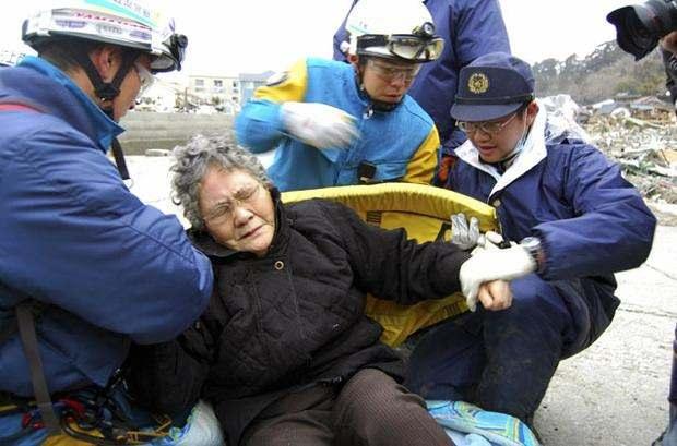 <p><strong>9 VEYA 15 GÜN SONRA ENKAZDAN ÇIKARILANLAR VAR</strong></p>

<p>Japonya’da 2011’deki tsunami felaketinin ardından 80 yaşındaki bir kadın ile genç bir kız tamamen düzleşmiş evlerinden 9 gün sonra çıkartılmıştı.</p>
