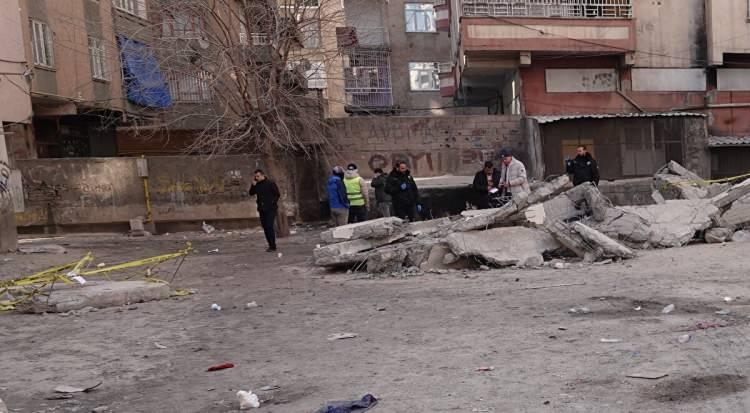 <p>Deprem b&ouml;lgesinde bu kadarına m&uuml;saade edilmez, hem de &ccedil;amurlu malzeme elenmeden dere yatağından getirilmiş.</p>
