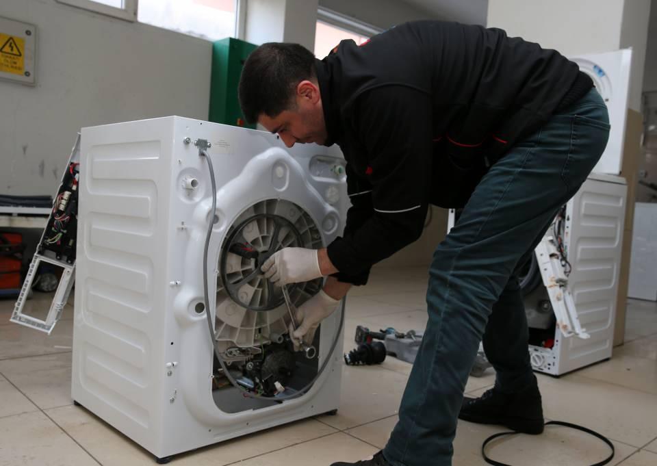 <p>Depremzedelerin soğuk havada üşümesini istemeyen çalışanlar, atıl durumdaki çamaşır makinelerinin kazanlarını sobaya dönüştürdü.</p>

<p> </p>

