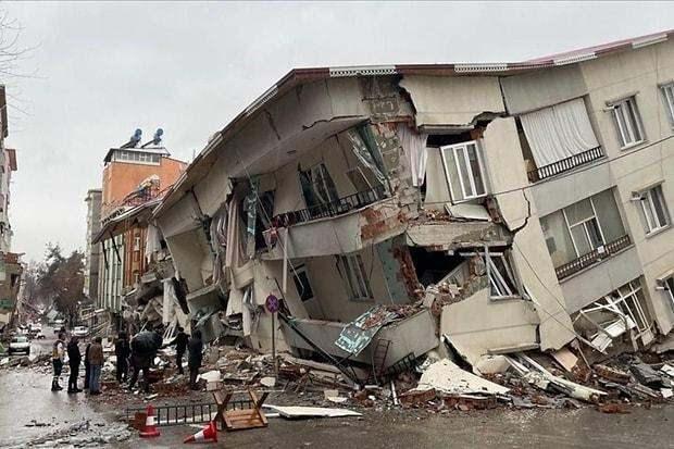 <p>Tespitlerin yapılması, numunelerin alınması, laboratuvarlarda inceleme gerçekleştirilmesi ve zemin etüdünün ardından raporun çıktığını dile getiren Türkkan, "Bir vatandaş 6-7 katlı, 20 daireli bir yer için müracaat ettiğinde sonuçların alınması, statik analiz yapılması bir ay sürebilir." şeklinde konuştu.</p>