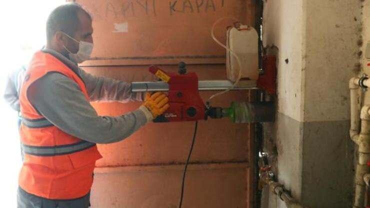 <p>Sinan Türkkan, deprem sonrası özellikle sosyal medyada bir bilgi kirliliği yaşandığını belirterek, alına karotların binaya zarar verdiği ve bunun yaptırılmaması gerektiği şeklinde söylemin yayıldığını söyledi.</p>