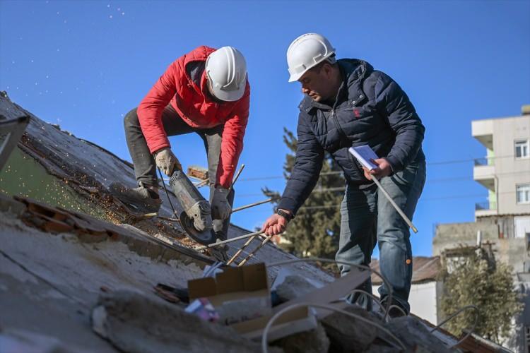 <p>Adıyaman Cumhuriyet Başsavcılığının yıkılan binalarla ilgili soruşturma başlatmasının ardından bölgede görevlendirilen Ordu Valisi Tuncay Sonel koordinesinde, Cumhuriyet savcıları, inşaat ve jeoloji mühendisleri, mimarlar, teknik personel, katip, jandarma ve polislerden 20'nin üzerinde ekip oluşturuldu.</p>