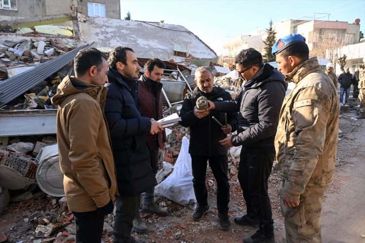 <p><strong>DELİL TOPLAMA İŞLEMLERİ TAMAMLANAN 41 ENKAZ KALDIRILACAK</strong></p>

<p> </p>

<p>Vali Sonel, AA muhabirine yaptığı açıklamada, yıkılan binaları tek tek inceleyeceklerini söyledi.</p>
