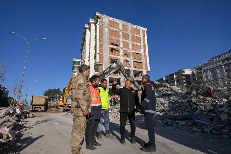 <p>Savcıların denetiminde 20'nin üzerinde ekip oluşturulduğunu belirten Sonel, "İçerisinde jeoloji, inşaat mühendisi, mimar, katip ve güvenlik görevlisi olan ekiplerimiz tek tek enkazları geziyor. Binaların enkazından karot ve demir örneği alınıyor ki deliller karartılmasın. İl genelinde bu işe hızlı bir şekilde başladık. Şu an ekiplerimiz sahada." diye konuştu.</p>
