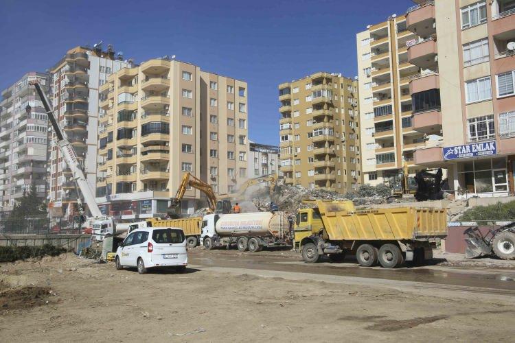 <p>3) Binasının hasar derecesi ağır hasarlı olarak belirlenmiş olan ve otuz günlük itiraz süresi içerisinde bina hasar durumuna itiraz etmeyecek vatandaşlarımızın eşyalarını alabilmeleri, yapıları ile ilgili uzmanlarca oluşturulacak tahliye raporuna uygun şekilde planlanacaktır.</p>
