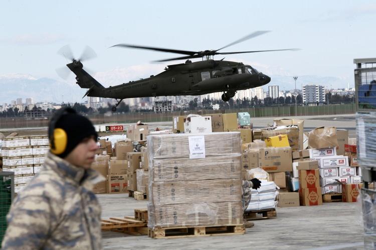 <p>İlk günden itibaren arama kurtarma çalışmalarına da destek olan Azerbaycan'dan gönderilen 2 kargo uçağı, İncirlik 10. Tanker Üs Komutanlığı'na geldi. Böylece "kardeş ülke" Azerbaycan'ın insani yardımlarını taşıyan uçak sayısı 12'ye yükseldi.</p>

<p> </p>
