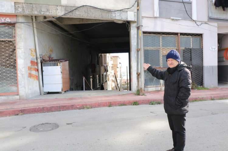 <p>Samsun'da altından sokak geçen 5 katlı apartman, Kahramanmaraş depremi ile tekrar akıllara geldi.</p>
