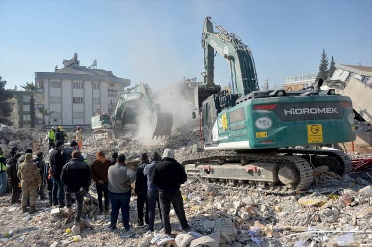 <p><strong>728 AZERBAYCANLI PERSONEL GÖREV ALIYOR</strong></p>

<p>Azerbaycan Olağanüstü Haller Bakanlığı Basın Sözcüsü Ehtiram Halilov,  hemen ardından Azerbaycan Cumhurbaşkanı İlham Aliyev'in talimatıyla 728 personelin görev aldığı kurtarma ekibi oluşturduklarını belirterek, bu ekibin Türkiye'ye ulaşarak çalışmalara başladığını söyledi.</p>
