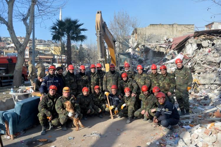 <p>Halilov, "Olağanüstü Haller Bakanlığının 728 arama kurtarma personeli Kahramanmaraş'ta arama kurtarma yapıyor. Ekip şu ana kadar 51 kardeşimizi sağ olarak enkazdan çıkardı. 24 saat prensibi ile nöbetli şekilde durmadan çalışıyoruz. Azerbaycan-Türkiye bir millet iki devlettir. Azerbaycan her zaman Türkiye'nin zor gününde yanındadır. Nasıl ki Türkiye her zaman Azerbaycan'ın yanında olmuştur, biz de sonuna kadar buradayız." dedi.</p>
