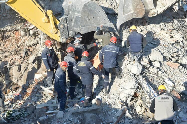<p>Karşılaştıkları manzaranın kendilerini derinden üzdüğünü anlatan Halilov, depremin ilk gününden bu yana zamanla yarışarak enkaz altında kalanların kurtarılması için çaba gösterdiklerini belirtti.</p>
