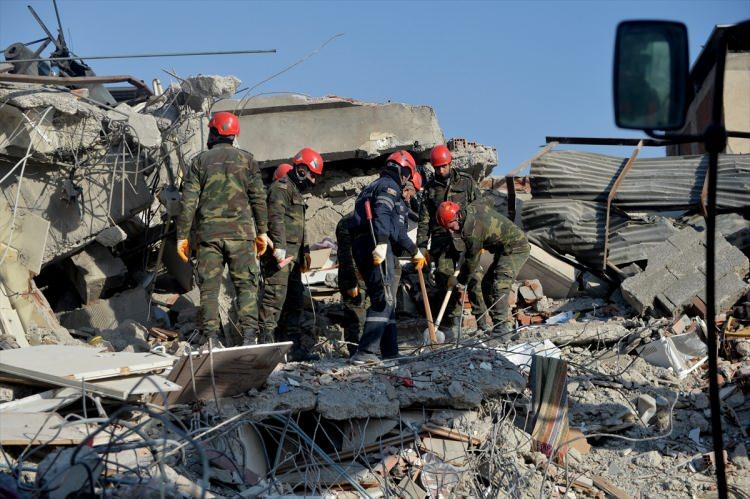 <p>Halilov, bunların yanı sıra ciddi miktarda yardım malzemesini de beraberlerinde getirdiklerini ifade ederek, daha önce birçok deprem bölgesinde görev aldıklarını ancak böylesi bir depremle hiç karşılaşmadıklarını sözlerine ekledi.</p>