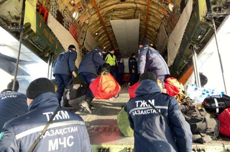 <p>Cumhurbaşkanı Tokayev, "Biliyorsunuz, ge&ccedil;tiğimiz g&uuml;nlerde T&uuml;rkiye&rsquo;de yıkıcı deprem meydana geldi. Talimatımla kardeş &uuml;lkeye Kazakistan&rsquo;dan arama kurtarma ve sağlık &ccedil;alışanlarından oluşan ekip g&ouml;nderildi. Ekibimiz &ccedil;ok sayıda insana yardım etti." dedi.</p>

<p>T&uuml;rkiye'de gece g&uuml;nd&uuml;z arama kurtarma &ccedil;alışmalarında g&ouml;rev yapan Kazakistan ekibine ş&uuml;kranlarını sunmak istediğini kaydeden Tokayev, "Yurtlarına sağ salim d&ouml;nd&uuml;kten sonra hepsi devlet nişanına layık g&ouml;r&uuml;lecek." ifadesini kullandı.</p>
