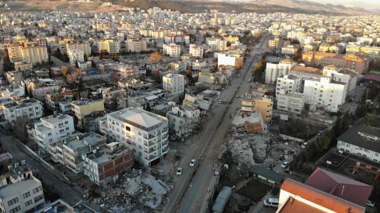<p>Kahramanmaraş merkezli meydana gelen iki depremden en çok etkilenen iller arasında yer alan Adıyaman’da bin 485 bina yıkıldı. 4 bin 85 binanın hasar ağır hasar gördüğü Adıyaman’da, 6 binden fazla acil yıkılması gereken bina bulunuyor. </p>
