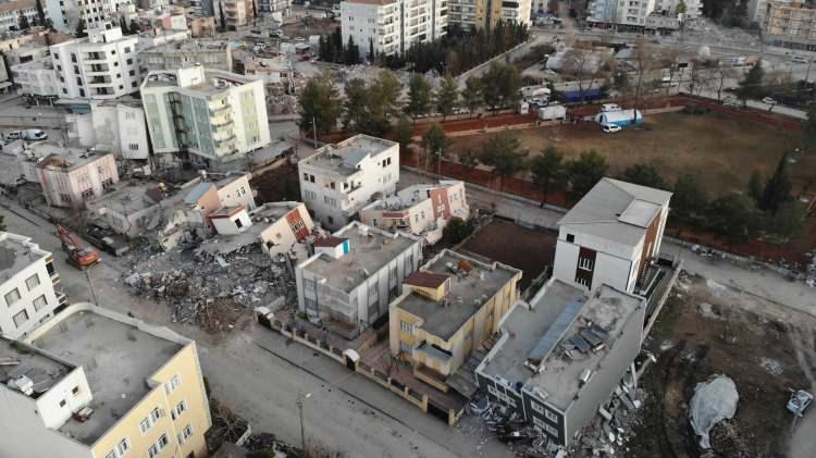 <p>Ekipler tarafından yapılan kontrollerin ardından enkaza dönen binaların üzerine, yaralı bulunmadığını gösteren ‘kontrol edilmiştir’ yazılıyor.</p>
